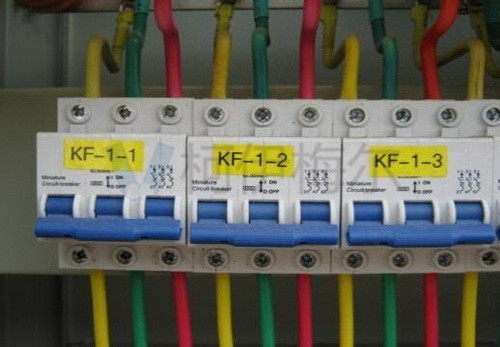 設置獨立的空氣開關供電，表識清晰，接線整齊美觀