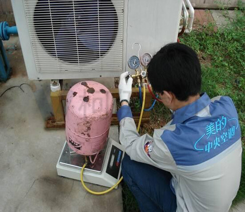 410A冷媒按要求以液態(tài)沖注，并使用電子稱定量追加