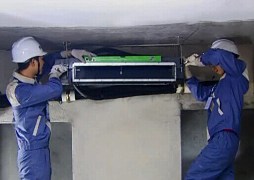 用水平尺測量水平度，確保室內機安裝水平