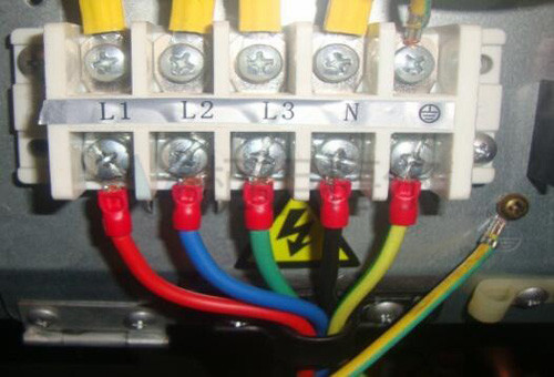 電源線采用接線端子連接，且可靠接地線